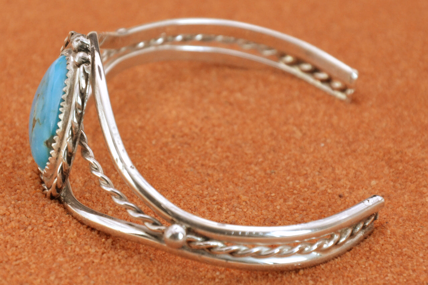 Bracelet-femme-turquoise-kingman-bijoux-amerindiens-navajo-idee cadeau-unique-artisanat