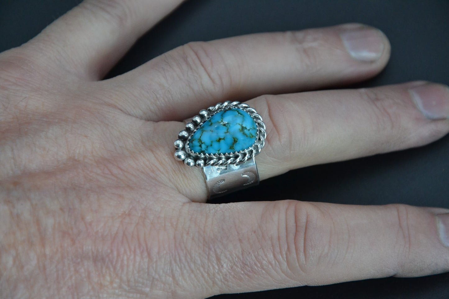 Chevaliere-bague homme-turquoise lone mountain-navajo-bijoux amerindiens-unique-soleil-idee cadeau-taille 63