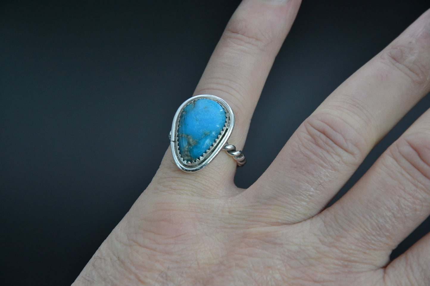 bague femme-turquoise kingman-style navajo-bijoux amerindiens-unique-argent massif-cadeau