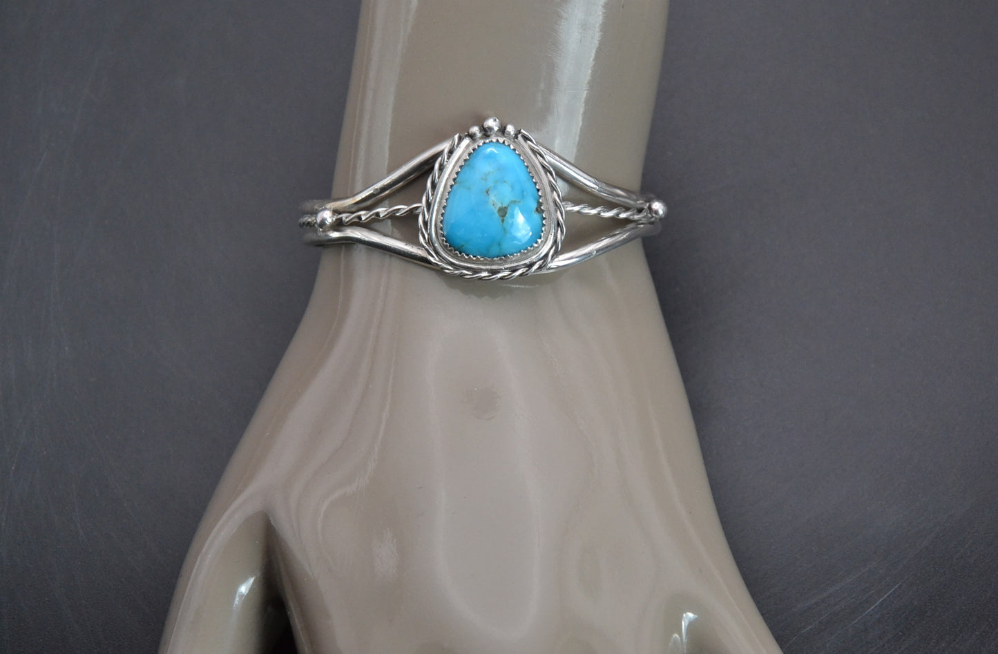 Bracelet-femme-turquoise-kingman-bijoux-amerindiens-navajo-idee cadeau-unique-artisanat