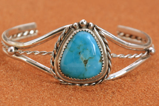 Bracelet-femme-turquoise-kingman-bijoux-amerindiens-navajo-idee cadeau-unique-artisanat