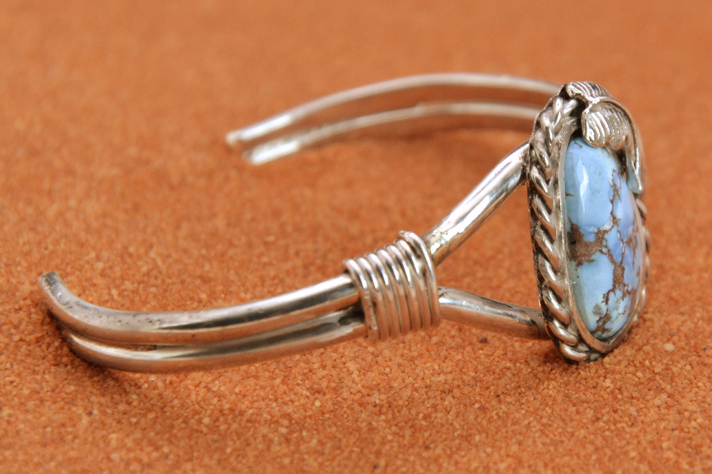 Bracelet-manchette-turquoise-golden hill-bijoux amerindiens-navajo-cadeau-unique-femme-argent massif