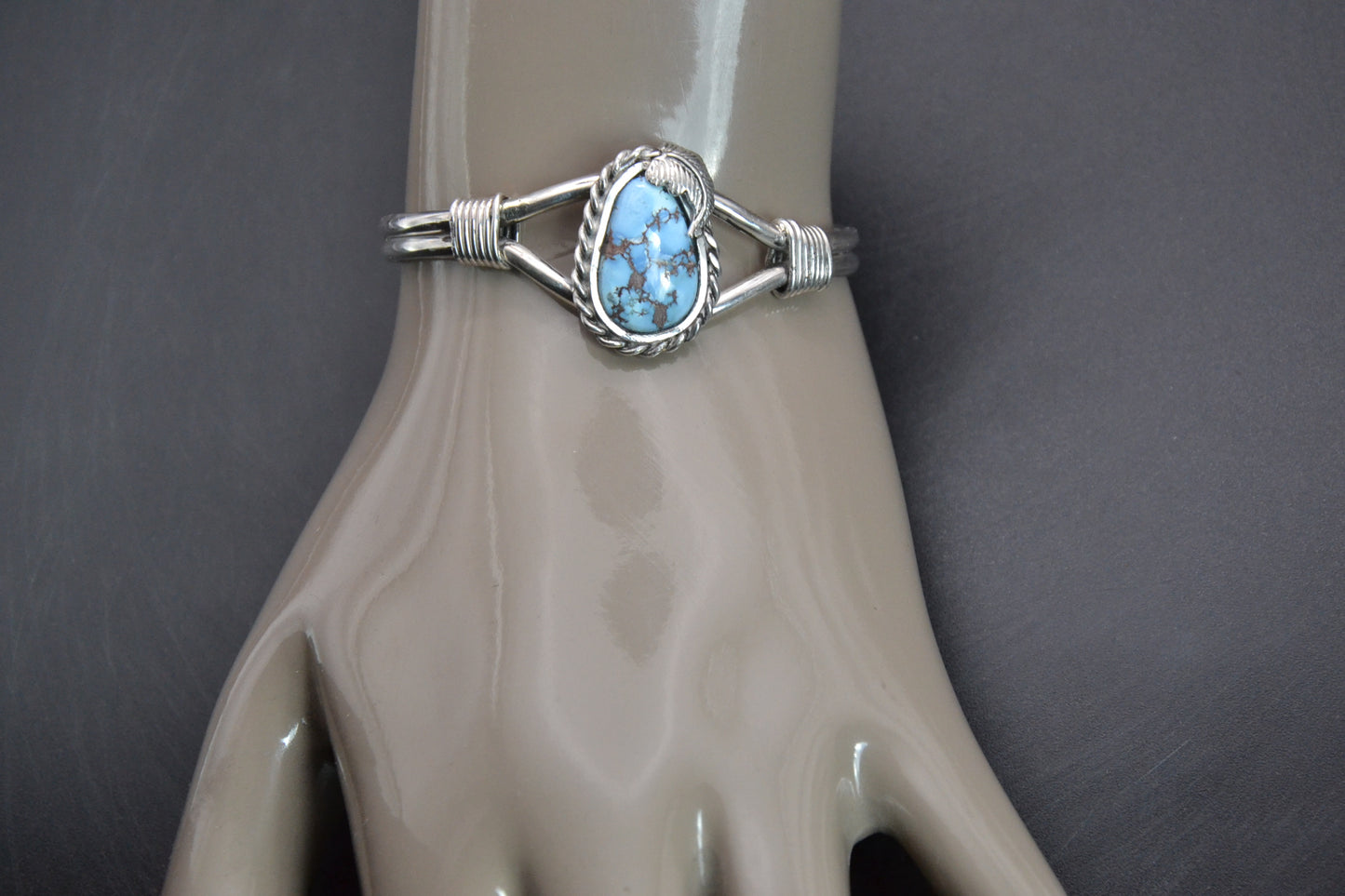 Bracelet-manchette-turquoise-golden hill-bijoux amerindiens-navajo-cadeau-unique-femme-argent massif