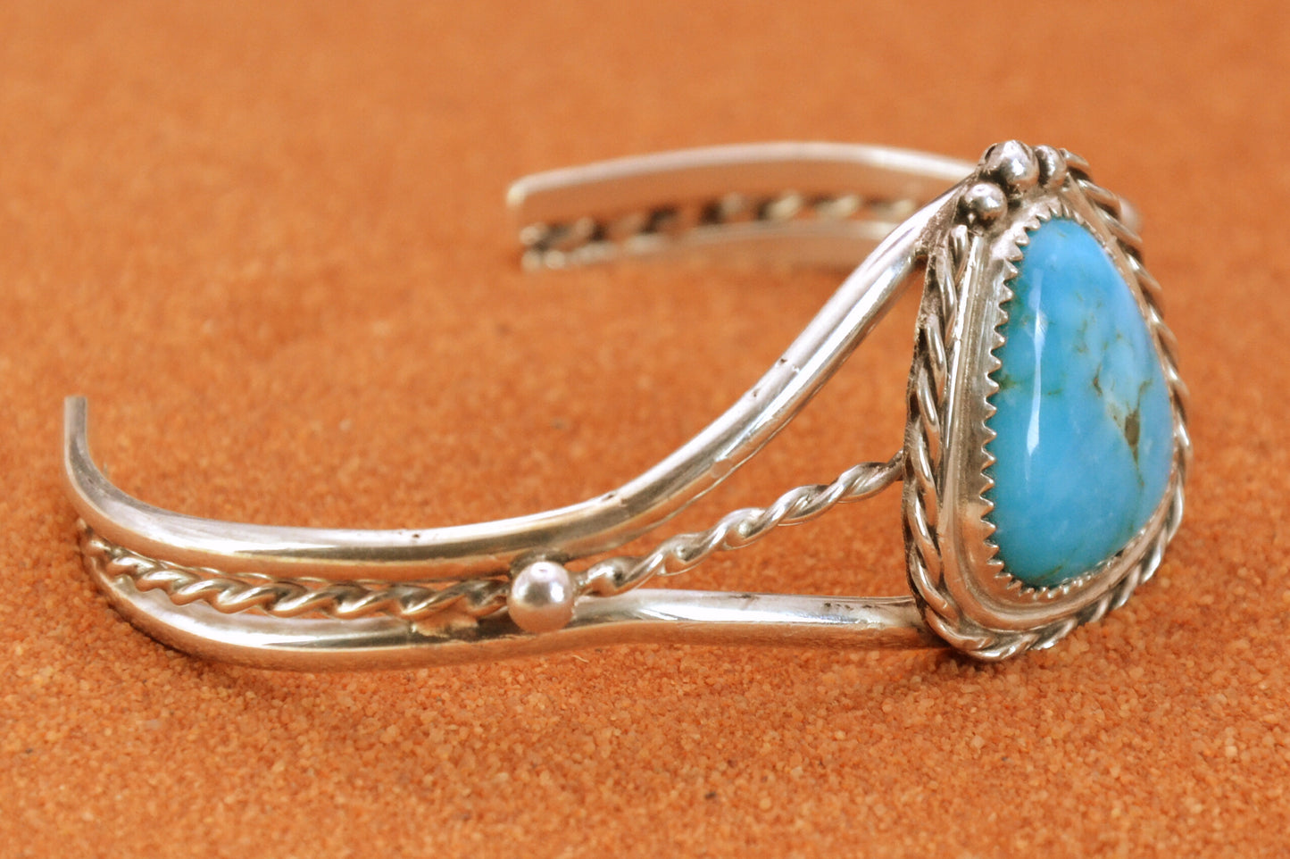 Bracelet-femme-turquoise-kingman-bijoux-amerindiens-navajo-idee cadeau-unique-artisanat